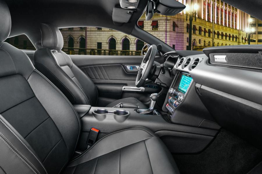 Интерьер Ford Mustang GT Fastback 2018 года  (LA) (фото 20 из 28)